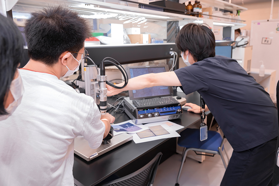 2023年の薬学部オープンキャンパスでは「スキンサイエンス共同研究講座」がラボ内を公開しました