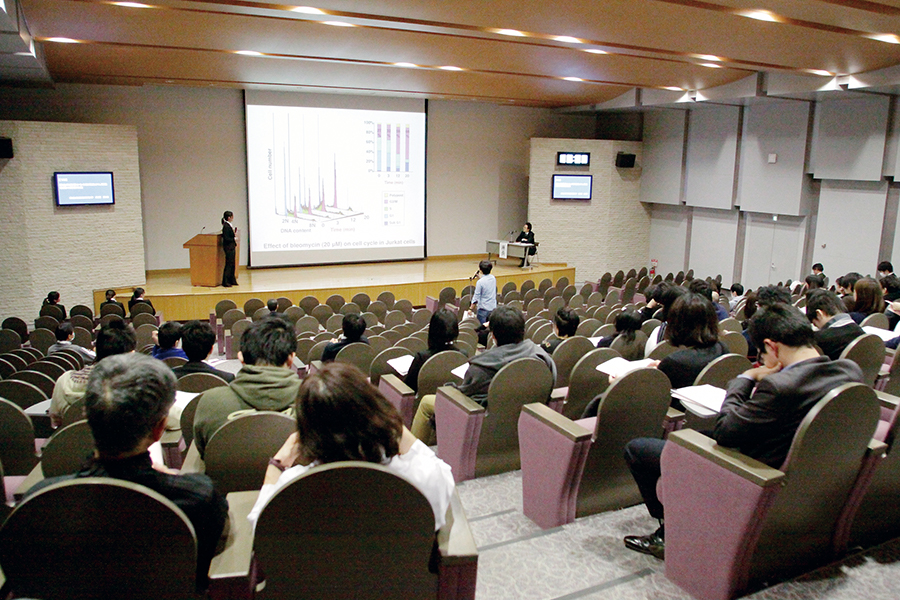 生命創薬科学科4年次に行われる卒業研究発表会